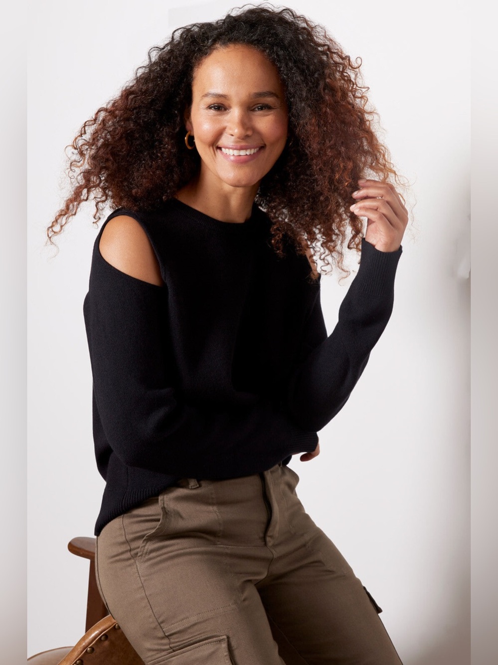 Monrow Sweatshirt with Cut-Out Shoulders Black Size Large NWT